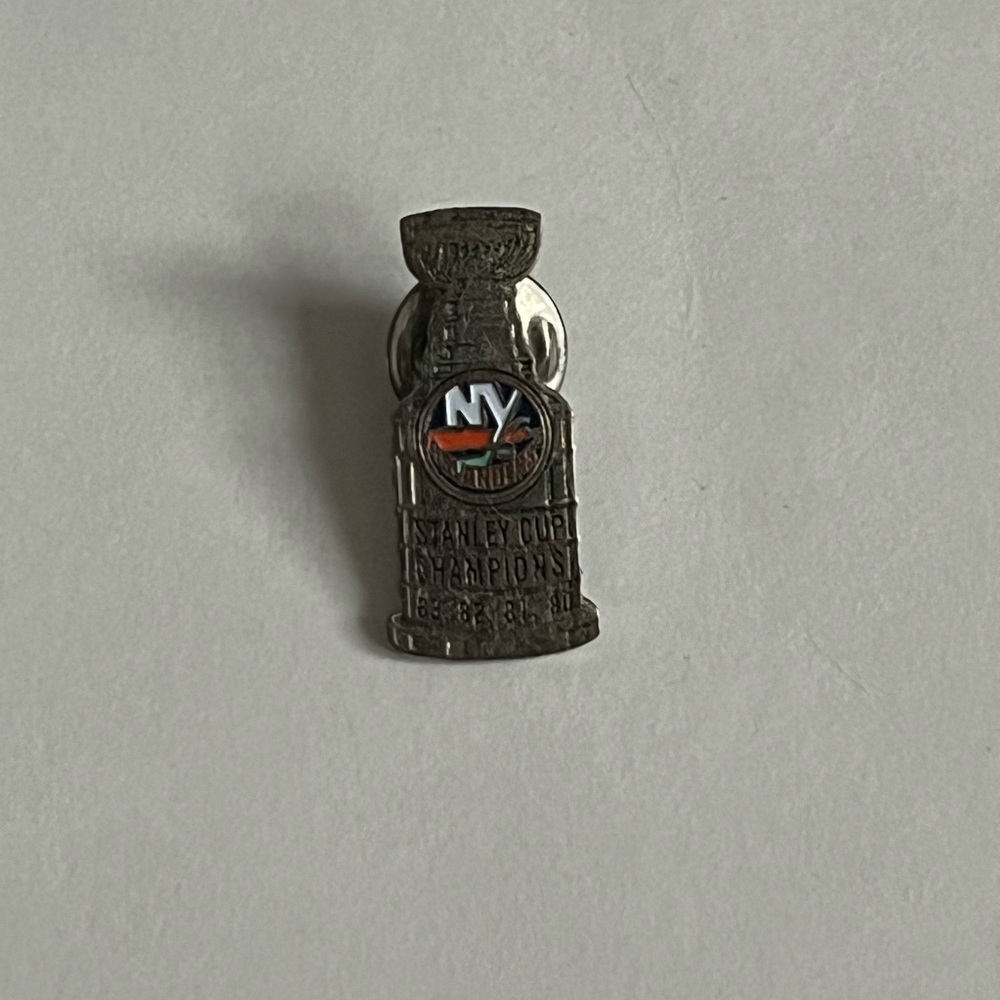 New York Islanders Vintage Pin / NHL